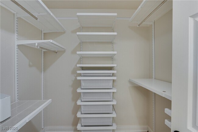 Building Photo - 10990 Fishers Island St