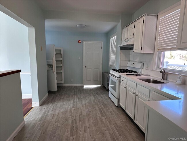 Building Photo - 154 Grant Ave