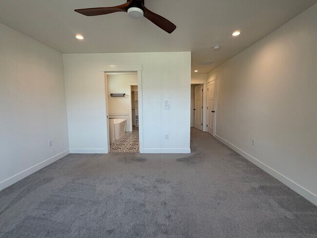 Building Photo - Now renting 3 bedroom House