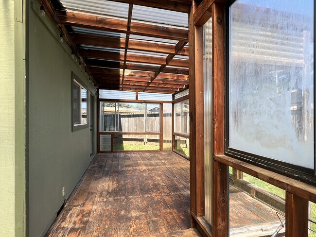 Building Photo - 1268 Fernwood Dr