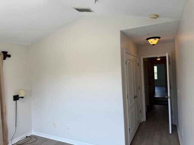 Building Photo - Come and Experience This Townhouse