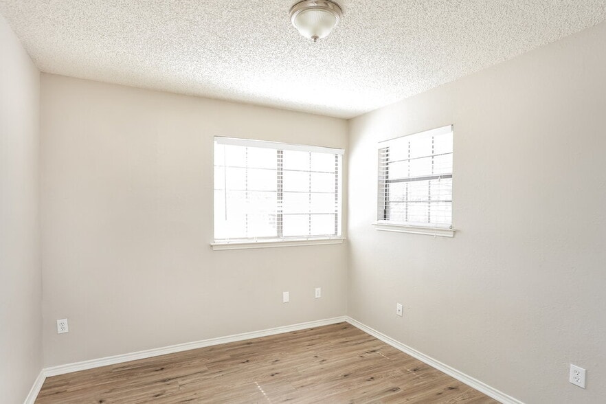 Building Photo - 6001 Farmingdale Dr