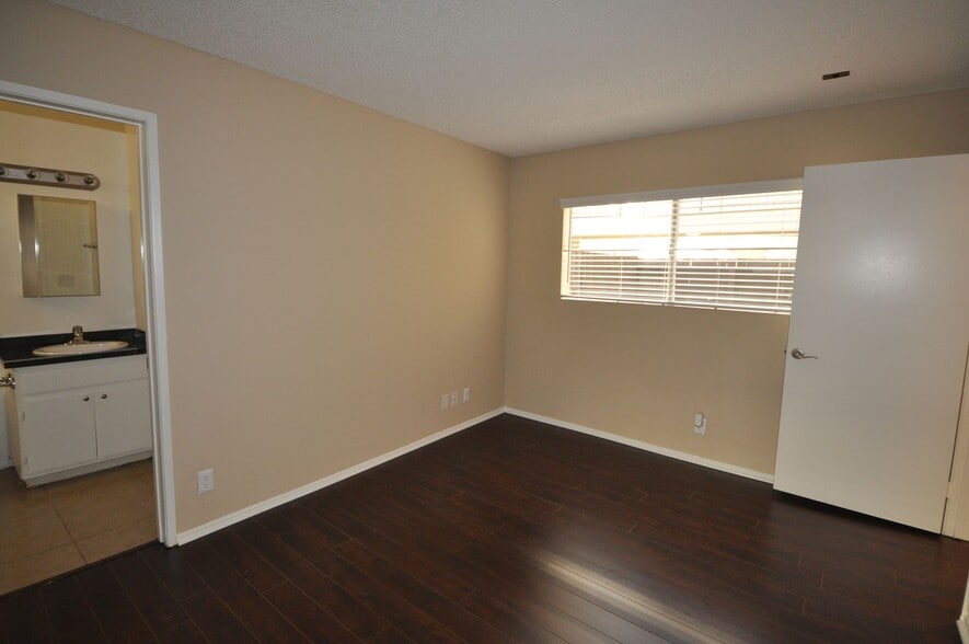 Building Photo - 11505 Riverside Dr