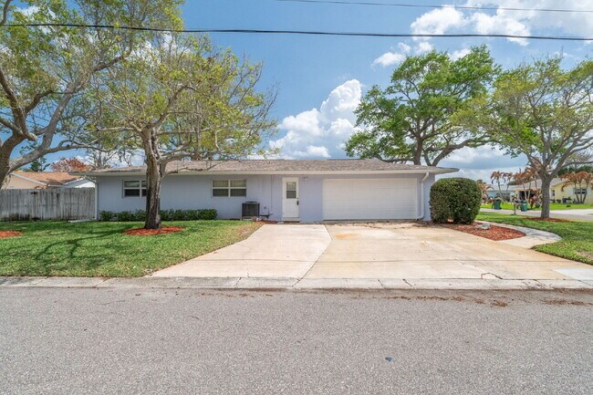 Building Photo - Beautiful 4 bedroom, 2 bathroom in Satellite Beach! NO HOA!!