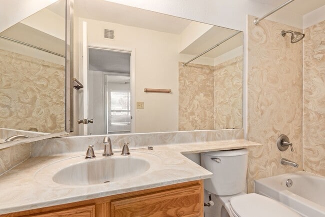 Building Photo - Comfortable 3-Bed, 2-Bath Home in Glendale...