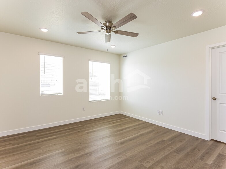 Building Photo - 1402 W Mahogany St