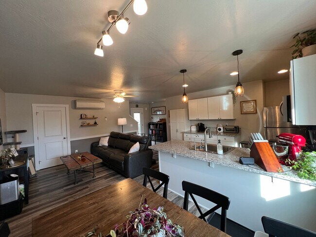 Building Photo - Cozy & Spacious Townhome for Rent