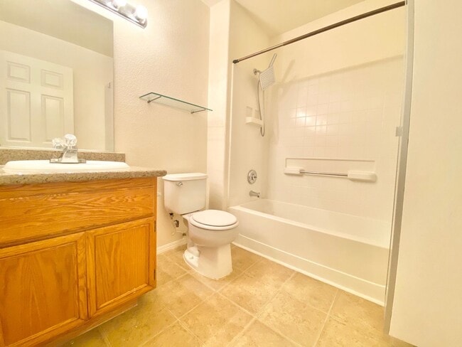 Building Photo - GORGEOUS 2 BEDROOM 2 BATH UPSTAIRS UNIT.