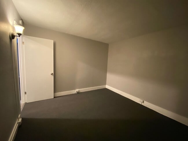 Building Photo - 3 Bdrm, 1.5 Bath