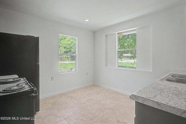 Building Photo - 1 bedroom apartment near D'Iberville
