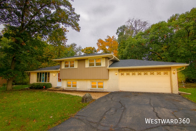 Primary Photo - 16 Longwood Dr