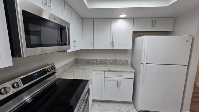 Building Photo - 2 Bed 2 Bath townhome with a Den/ Office s...