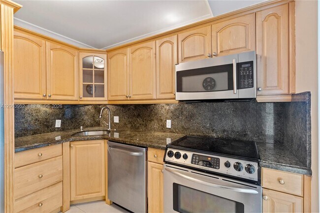 Building Photo - 3675 N Country Club Dr
