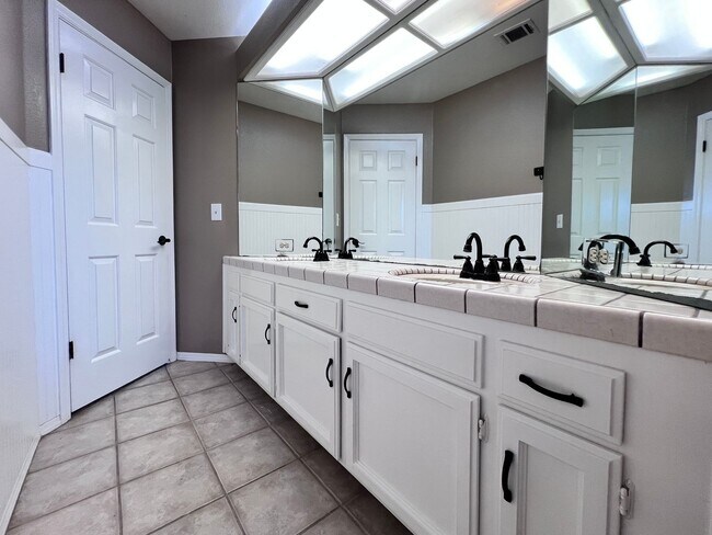 Building Photo - $3,700 Cole & Millbrook, 4 Bedroom House -...