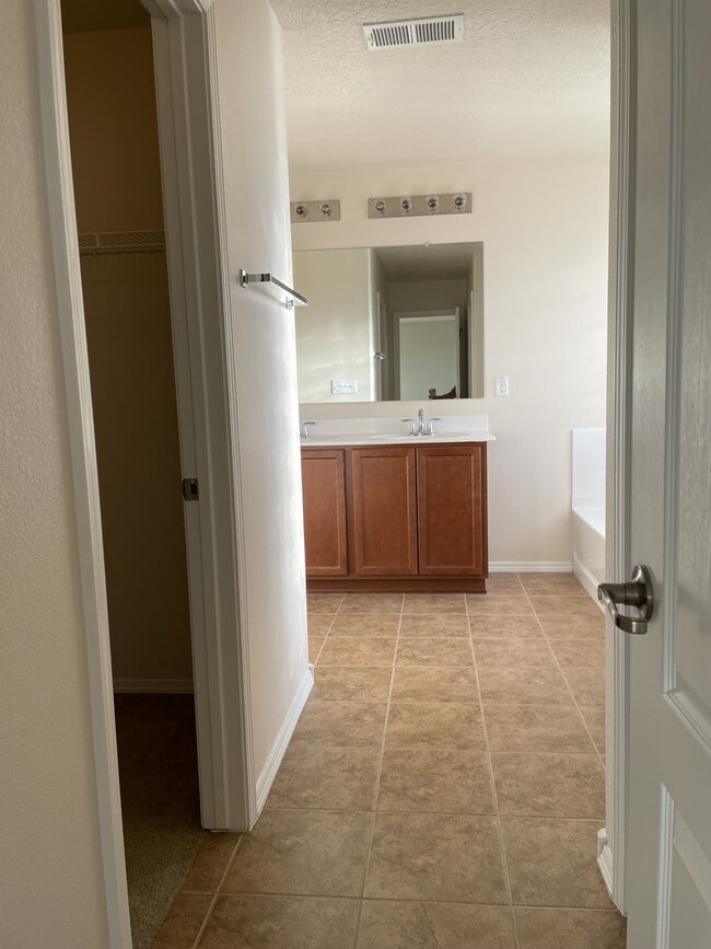 Building Photo - 2230 Vista de Colinas Dr SE