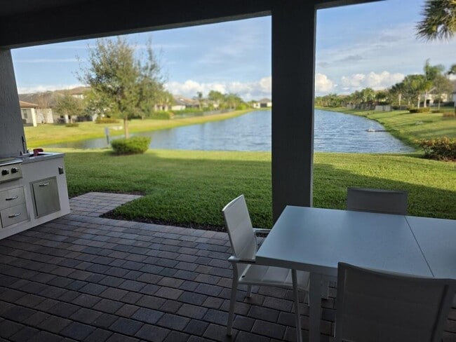 Building Photo - 527 SE Vallarta Dr