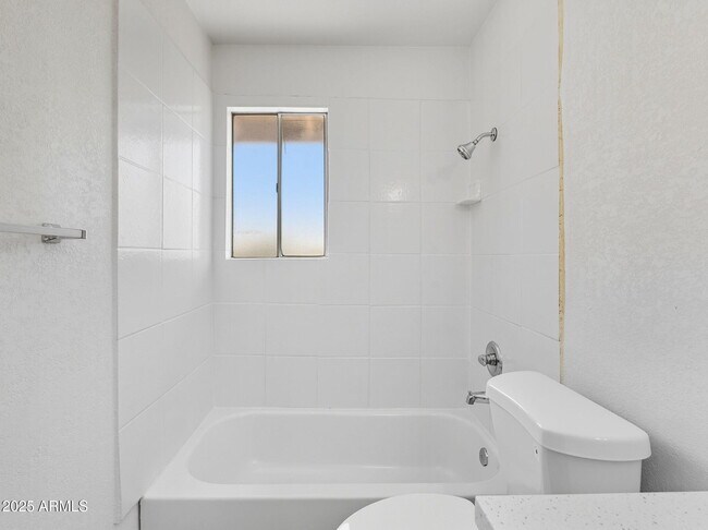 Building Photo - 4740 E Moreland St