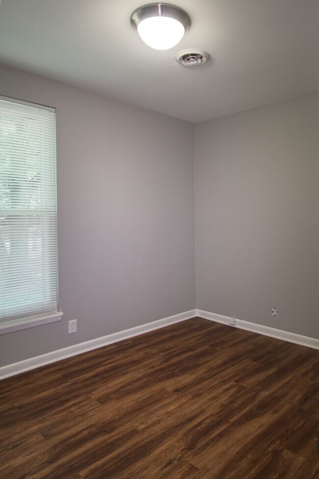 Building Photo - 3 Bedroom 1.5 Bath House w/Large Yard- Easy access to OHB and Nolensville Pk $2200