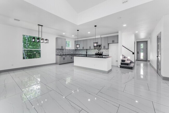 Building Photo - 90 Piping Rock Pl