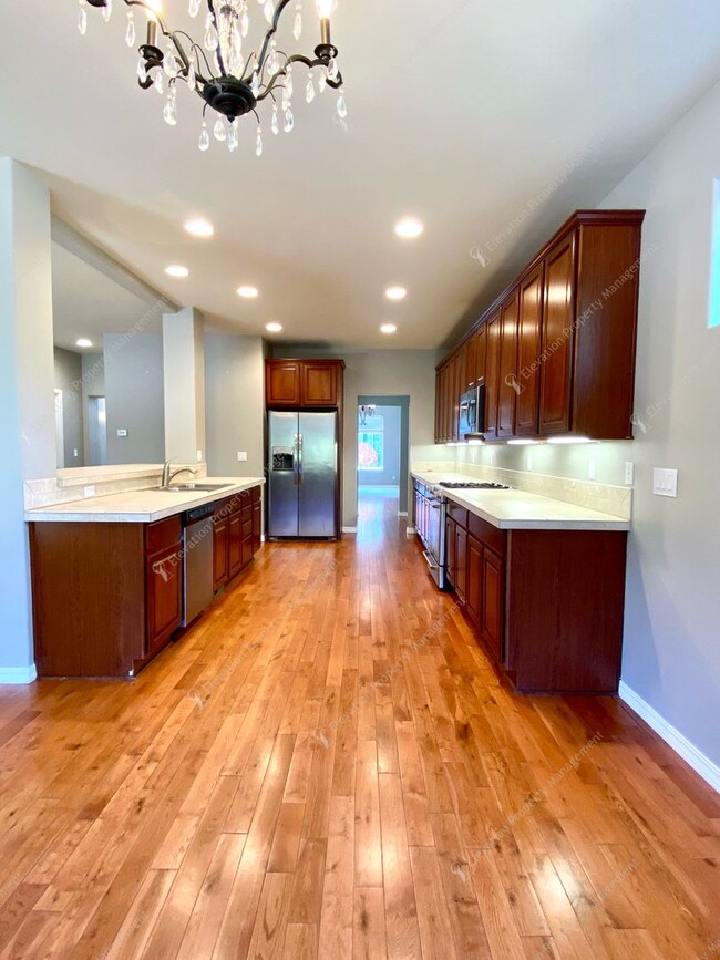 Building Photo - Spacious Corner Home in Prime SW Bend Loca...