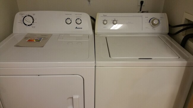 Building Photo - 2 bedroom, 1 bath condo on Iowa City's southeast side