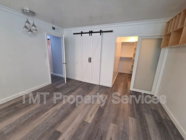 Building Photo - 9 W Robinhood Dr