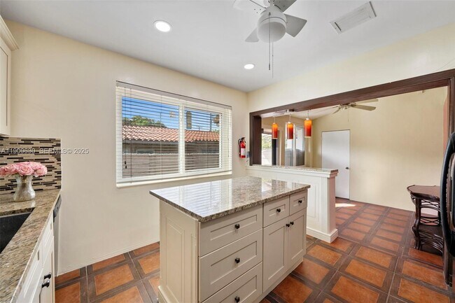 Building Photo - 6150 SW 15th St