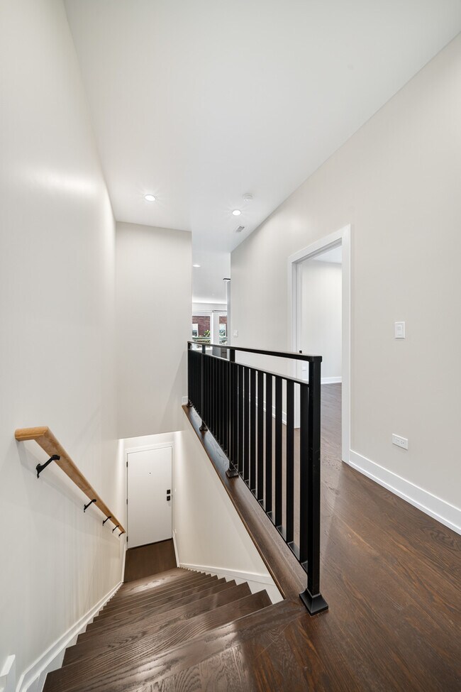 Building Photo - 406 E 50th Pl