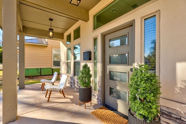 Building Photo - Stunning 4 Bedroom 3 Bath Home