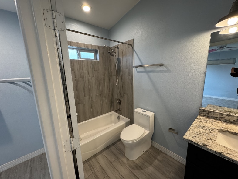 Building Photo - 1558 W 5th St