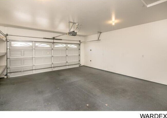 Building Photo - 4 Bedroom House Across from Golf Course!