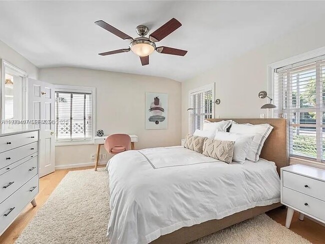 Building Photo - 5371 N Bay Rd