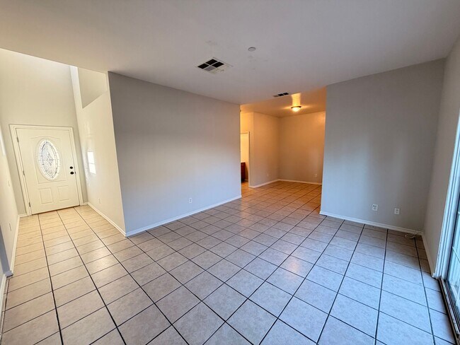 Building Photo - Spacious 3 bedroom w/ attached 2 Car Garage For Rent!