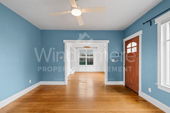 Building Photo - 3 Bedroom , 1 Bath