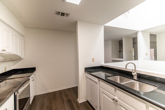 Building Photo - 1507 Wimbledon Dr