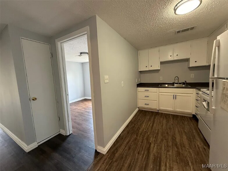 Building Photo - 2015 Stokes St