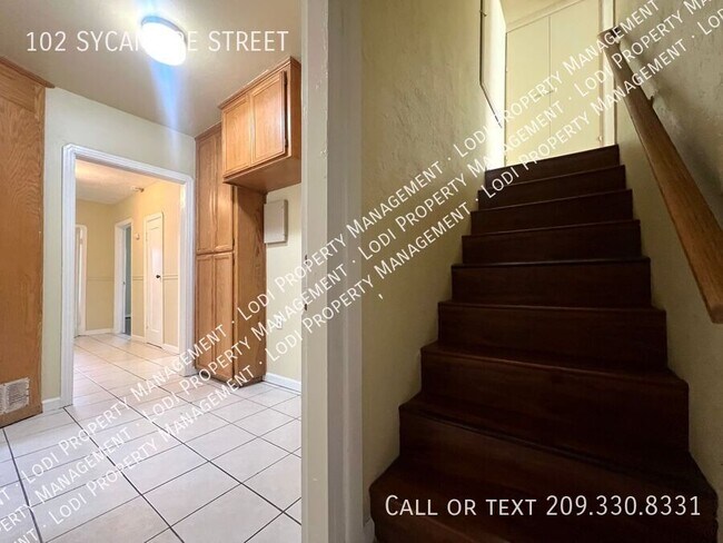 Building Photo - 102 Sycamore St