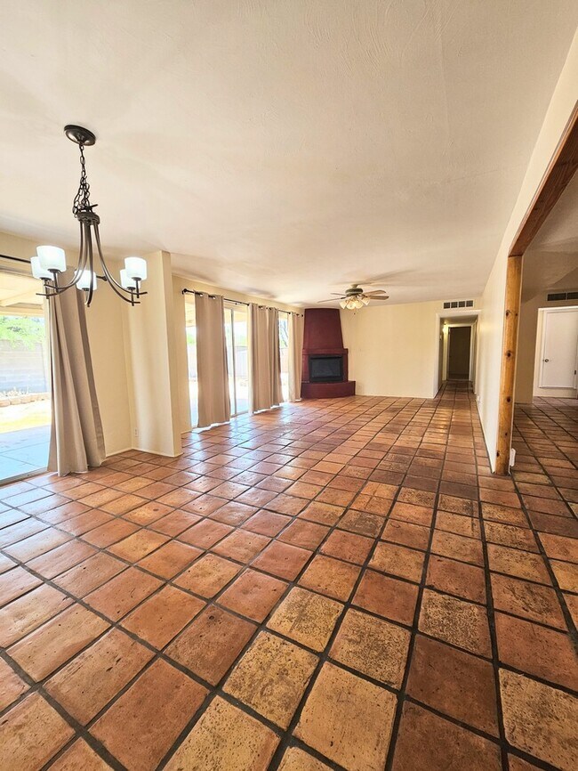 Building Photo - Spacious 3 bd 2 bath home.