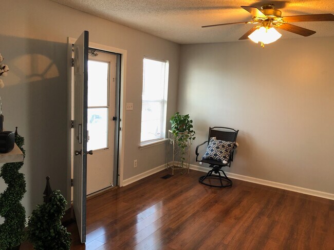 Living room - 101 Bowers Ct