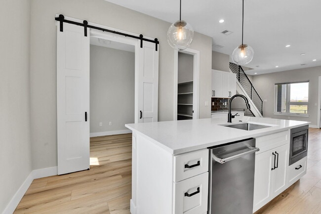 Building Photo - $2,895.00 - 2 Bed, 2.5 Bath Townhome in Prime Denver Location!