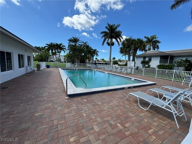 Building Photo - 5455 Peppertree Dr