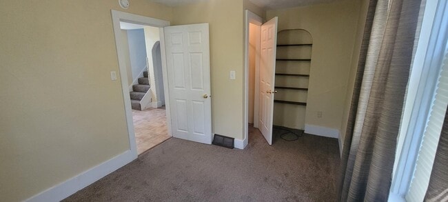 Building Photo - 706 E Lewis St