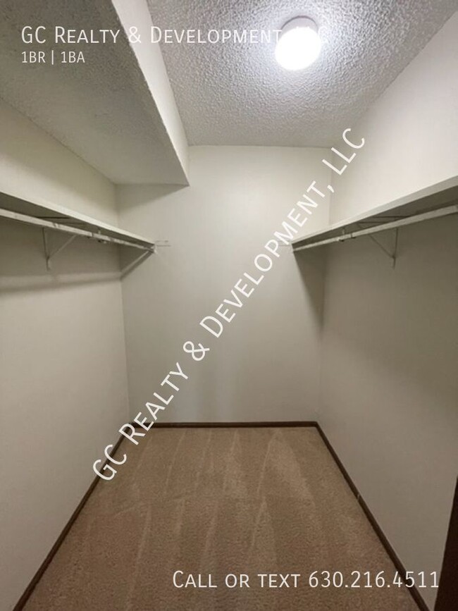 Building Photo - ***DOWNTOWN ELK GROVE VILLAGE - 1 BDRM CON...