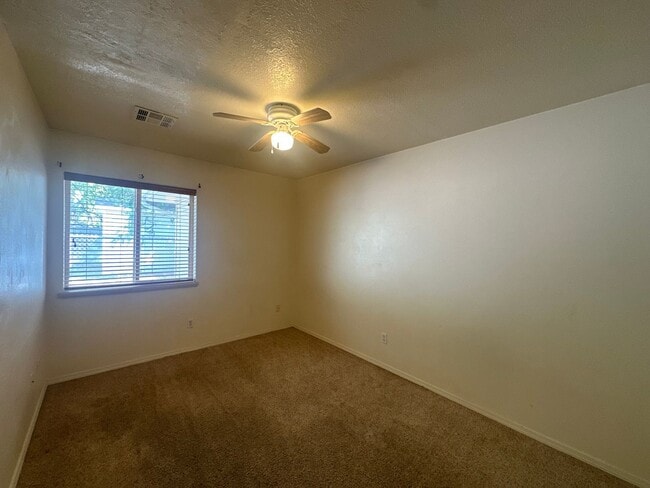 Building Photo - 2 bedroom 2 bathroom duplex available for ...