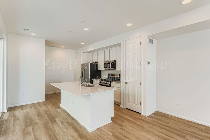 Primary Photo - 6601 N Netherland St