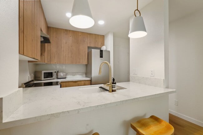 Building Photo - Modern Studio in BayHo - Can come fully furnished or unfurnished!