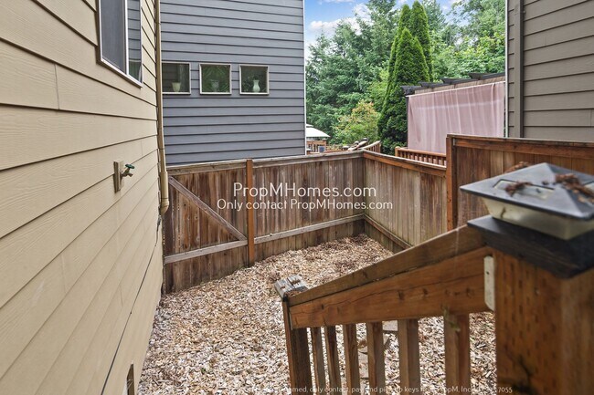 Building Photo - Light & Bright Three Bedroom Home in Aloha!