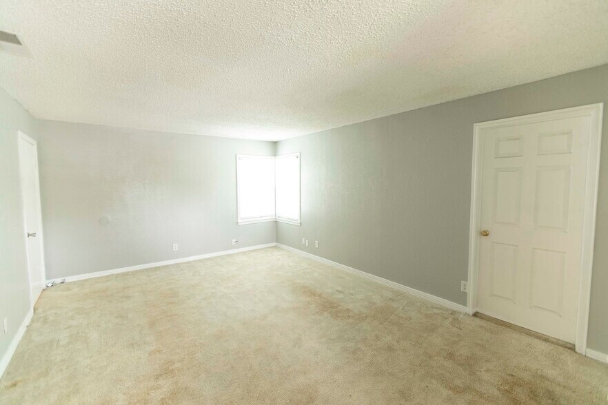 Living area 1 - 7459 Mohawk Ave