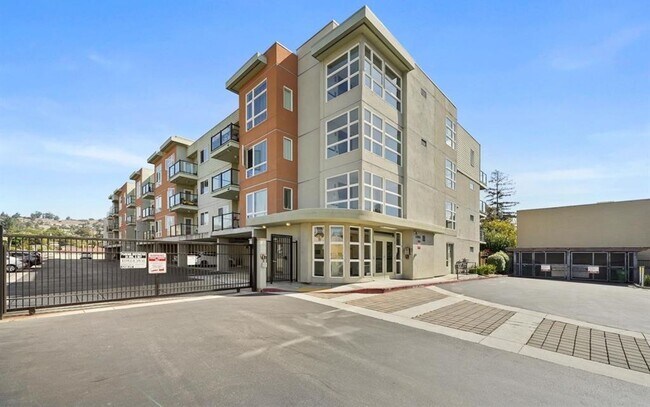 Building Photo - One Month Free - Spacious 2-Bed, 2-Bath Apartment in San Leandro