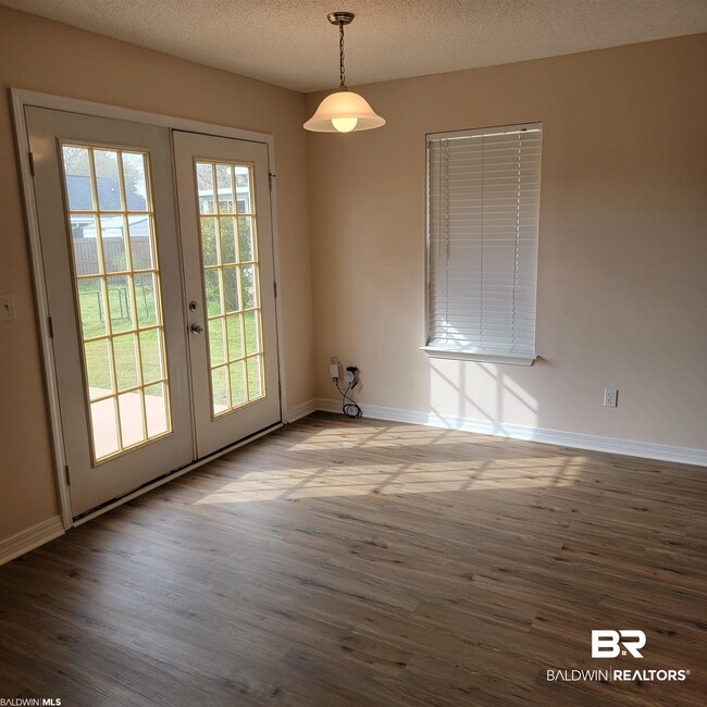 Building Photo - 1701 Woodbridge Cir E
